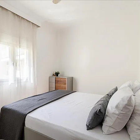 Stylish Near Seafront And Metro With Balcony