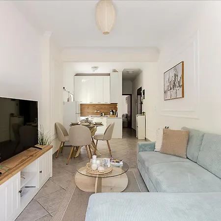 Stylish Near Seafront And Metro With Balcony