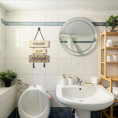 Stylish Near Seafront And Metro With Balcony Appartamento